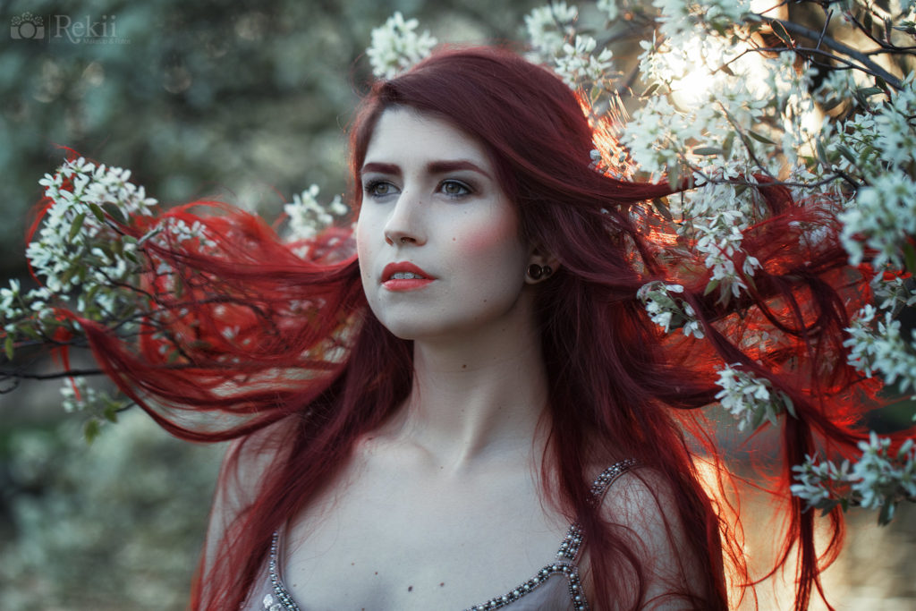 Frühlings Foto Inspirationen - Frau mit roten Haaren in Blüten